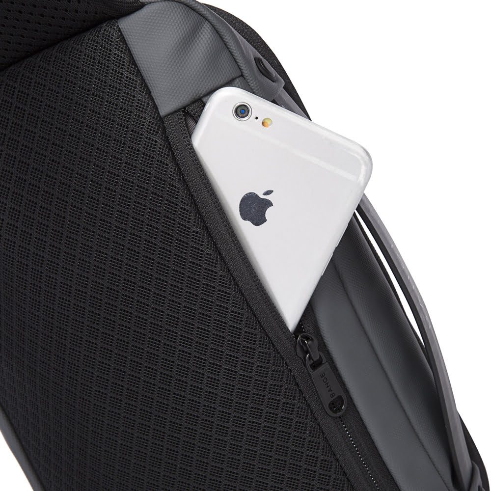 Geanta crossbody, tip rucsac unisex, din poliester este rezistenta la stropi, spate moale captusit cu buzunar antifurt, bareta cu trident si inel retractabil pentru chei, BANGE BG7322